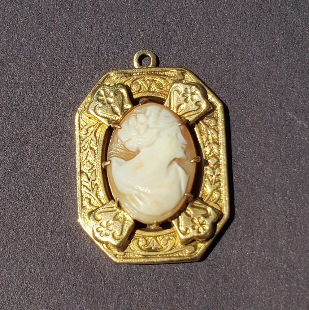 Victorian carved shell cameo pendant